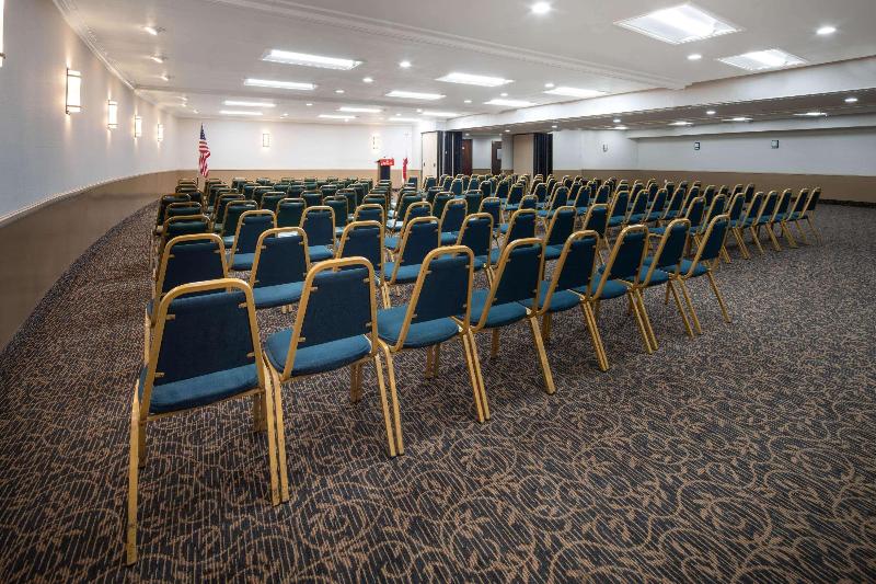 ホテル Ramada By Wyndham Burbank Airport