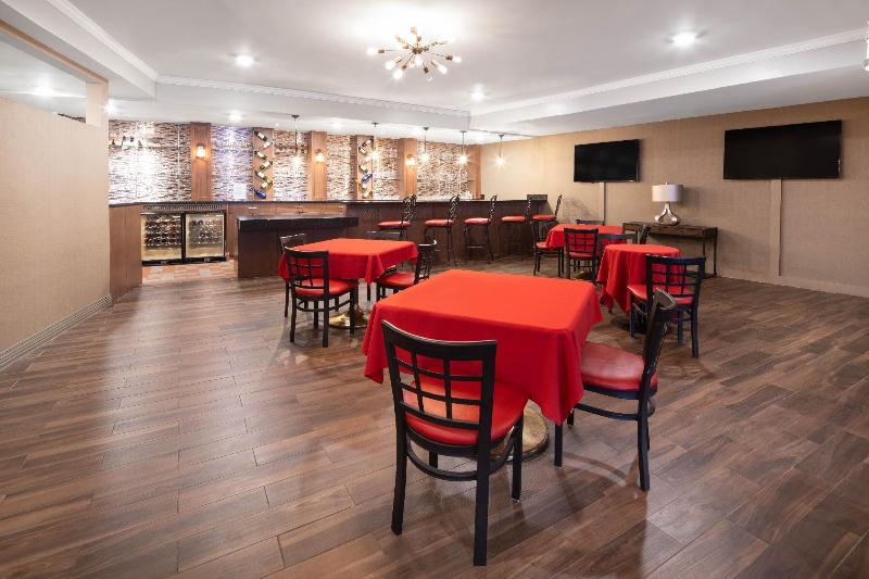 هتل Ramada By Wyndham Burbank Airport