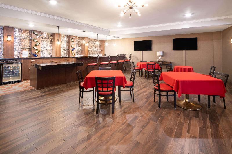 هتل Ramada By Wyndham Burbank Airport