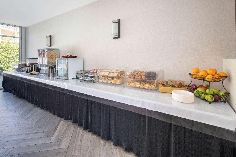 ホテル Ramada By Wyndham Burbank Airport