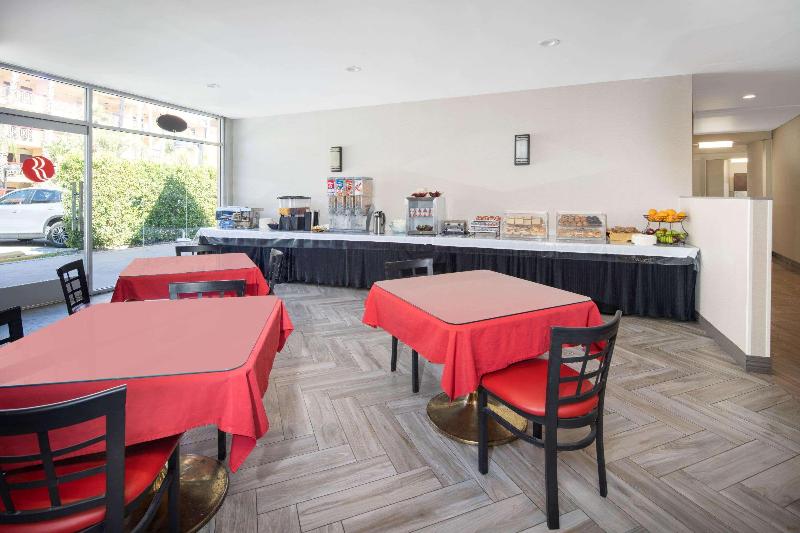 ホテル Ramada By Wyndham Burbank Airport