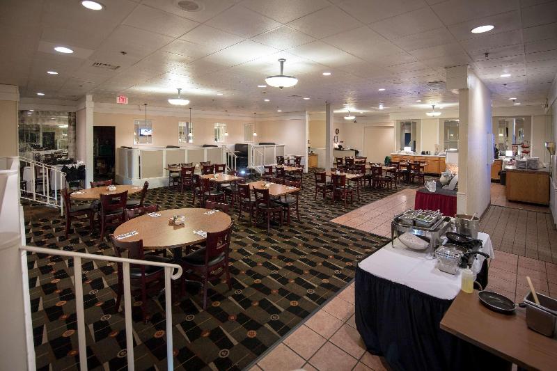 בית מלון כפרי Ramada By Wyndham Cedar Rapids