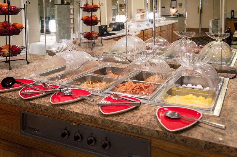 בית מלון כפרי Ramada By Wyndham Cedar Rapids