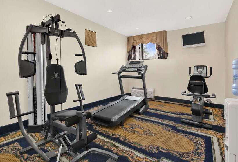 فندق Ramada By Wyndham East Orange