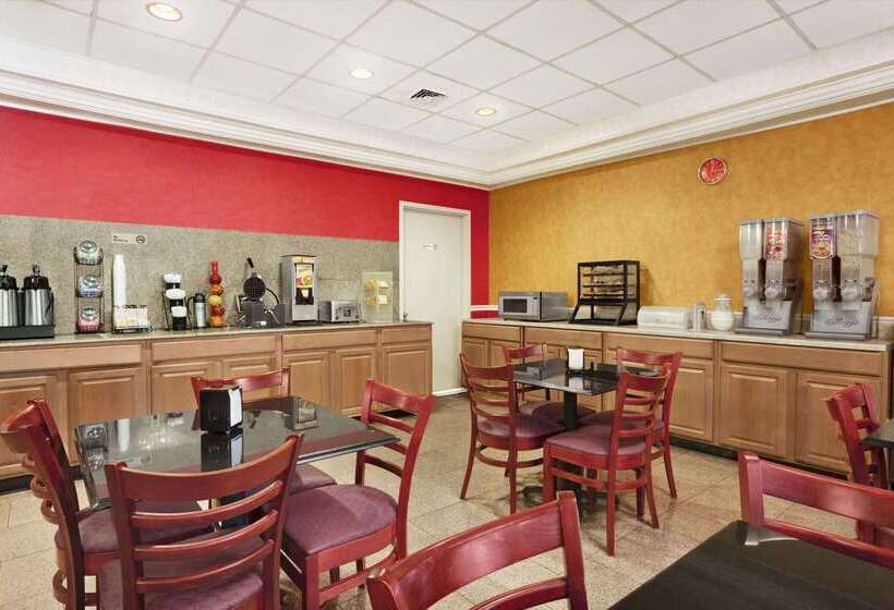 فندق Ramada By Wyndham East Orange