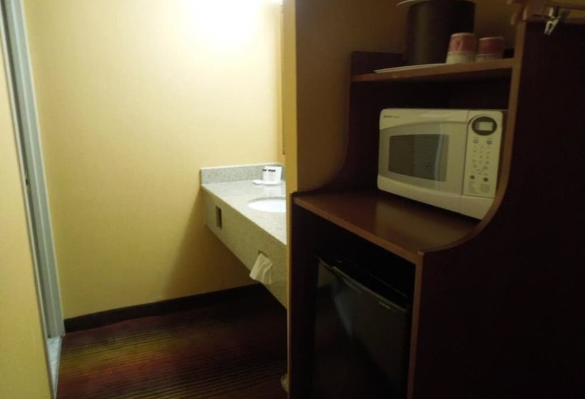 فندق Ramada By Wyndham East Orange