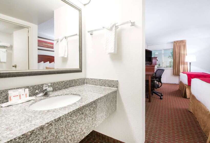 فندق Ramada By Wyndham Enid