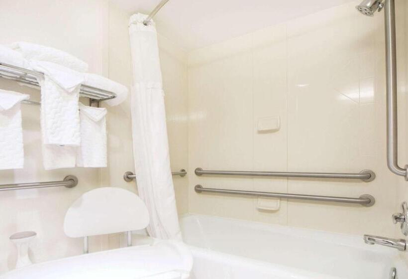 فندق Ramada By Wyndham Enid