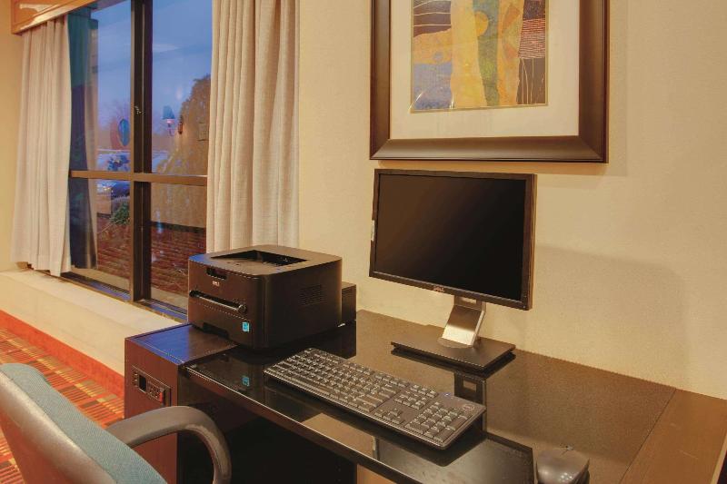 فندق Ramada By Wyndham Fairfield Nj