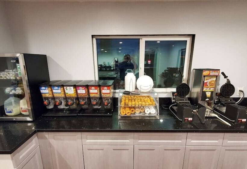 هتل Ramada By Wyndham Flagstaff East