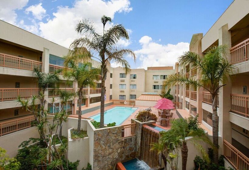 فندق Ramada by Wyndham Hawthorne LAX / LA Stadium