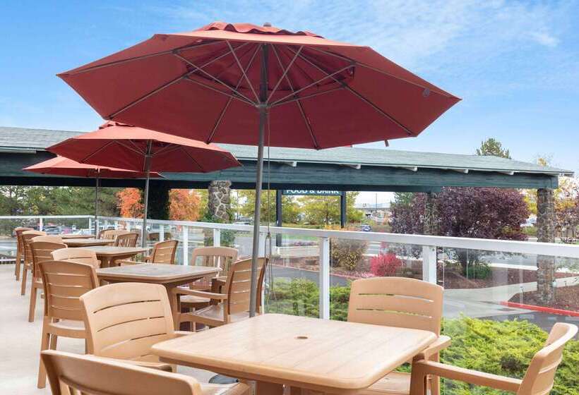 Отель Ramada By Wyndham Spokane Airport