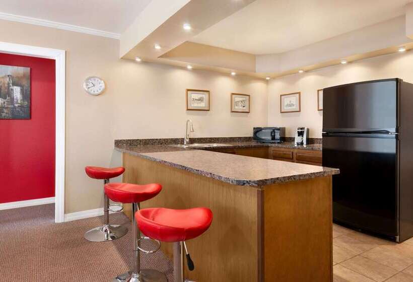 Отель Ramada By Wyndham Spokane Airport