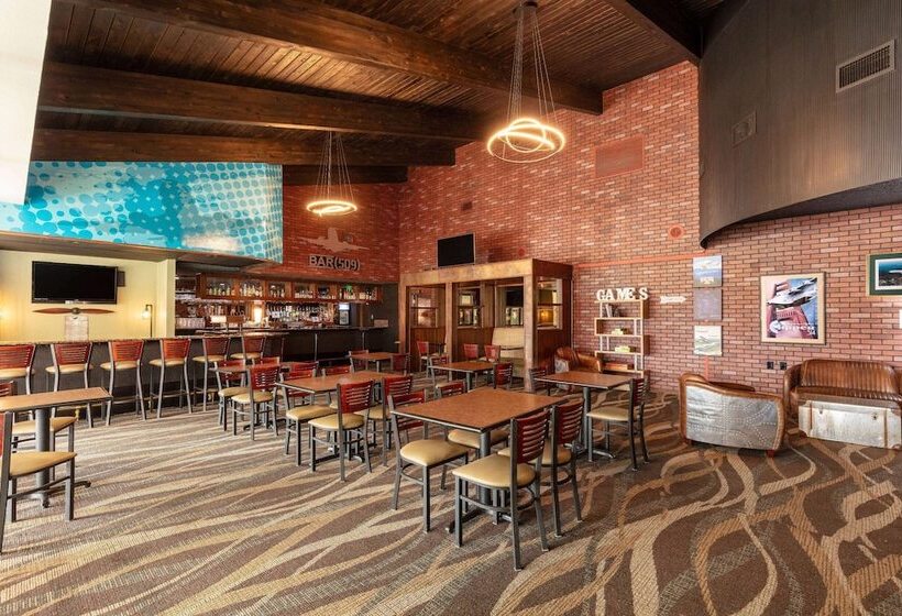 Отель Ramada By Wyndham Spokane Airport