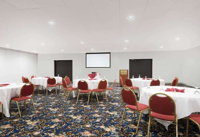 فندق Ramada By Wyndham Watertown Thousand