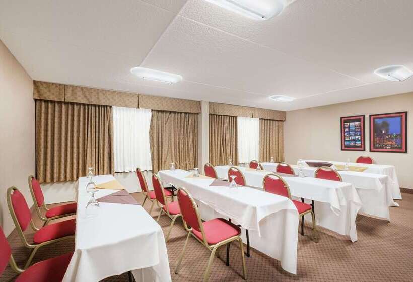 فندق Ramada By Wyndham Watertown Thousand