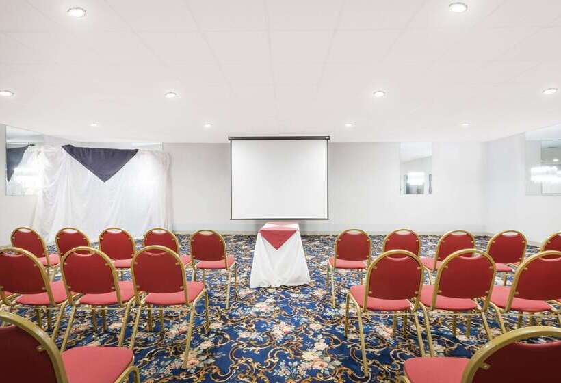 فندق Ramada By Wyndham Watertown Thousand