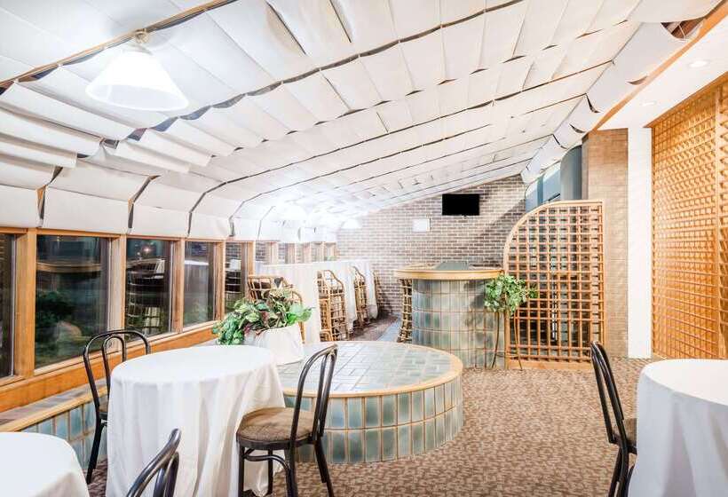 فندق Ramada By Wyndham Watertown Thousand