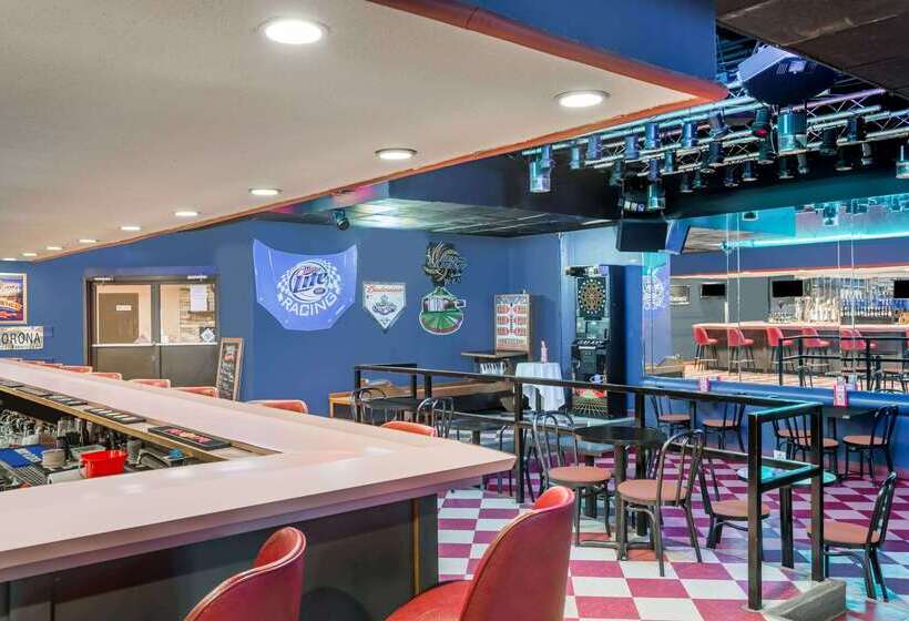 فندق Ramada By Wyndham Watertown Thousand