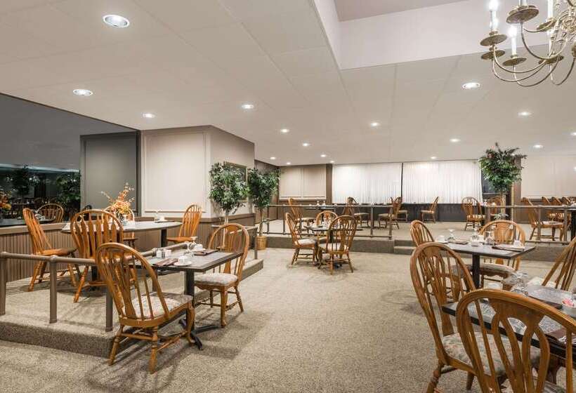 فندق Ramada By Wyndham Watertown Thousand