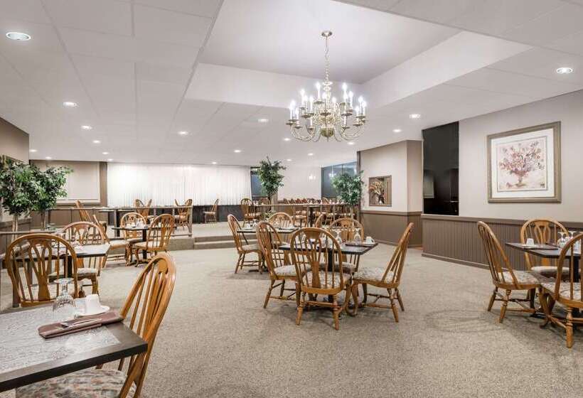 فندق Ramada By Wyndham Watertown Thousand