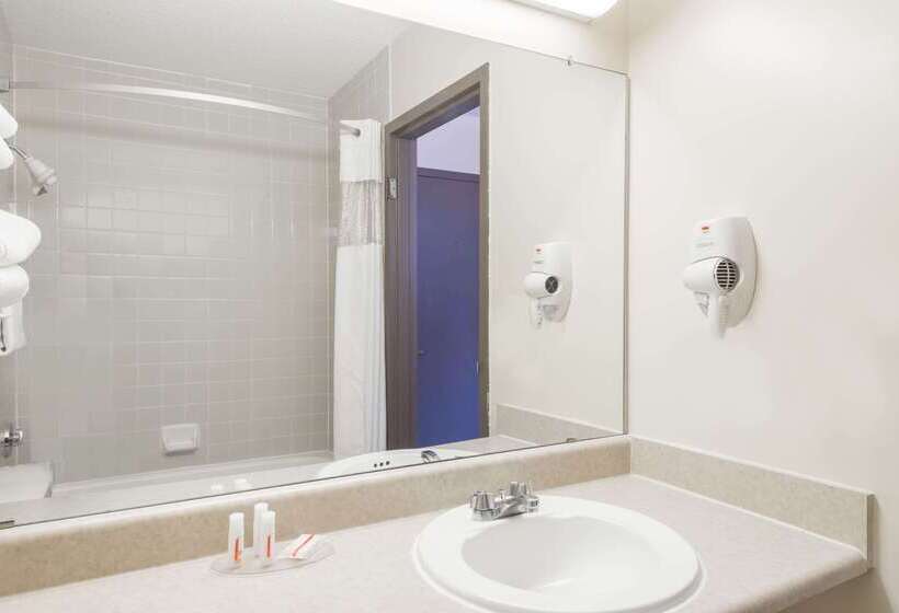 فندق Ramada By Wyndham Watertown Thousand