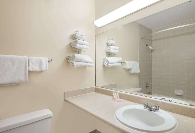 فندق Ramada By Wyndham Watertown Thousand