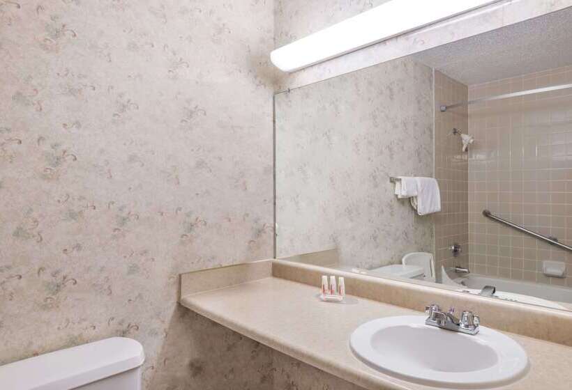 فندق Ramada By Wyndham Watertown Thousand