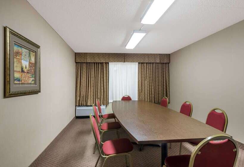 فندق Ramada By Wyndham Watertown Thousand