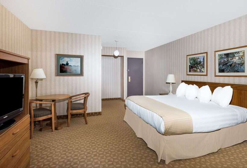 فندق Ramada By Wyndham Watertown Thousand