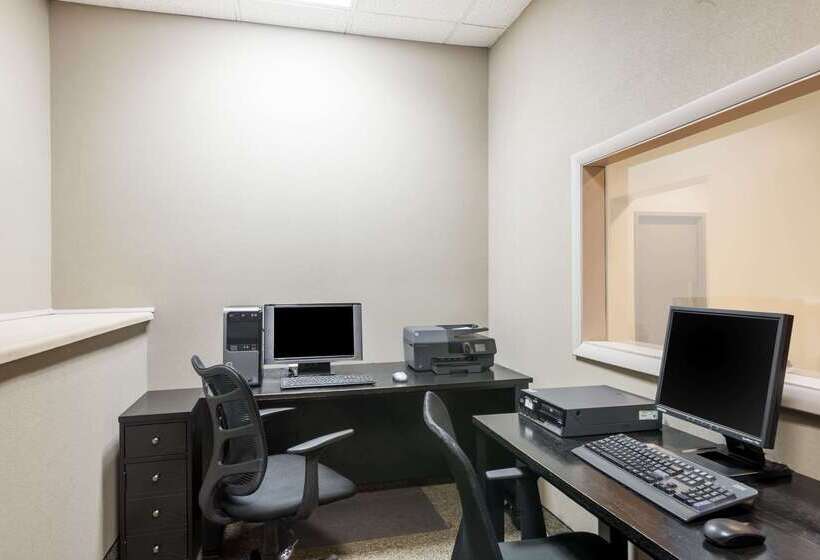 فندق Ramada By Wyndham Watertown Thousand