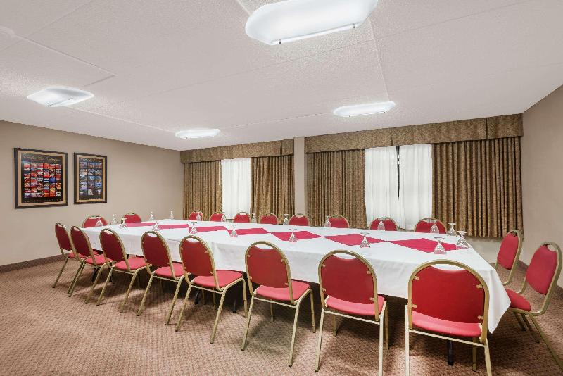 فندق Ramada By Wyndham Watertown Thousand