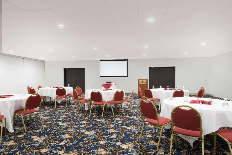 فندق Ramada By Wyndham Watertown Thousand