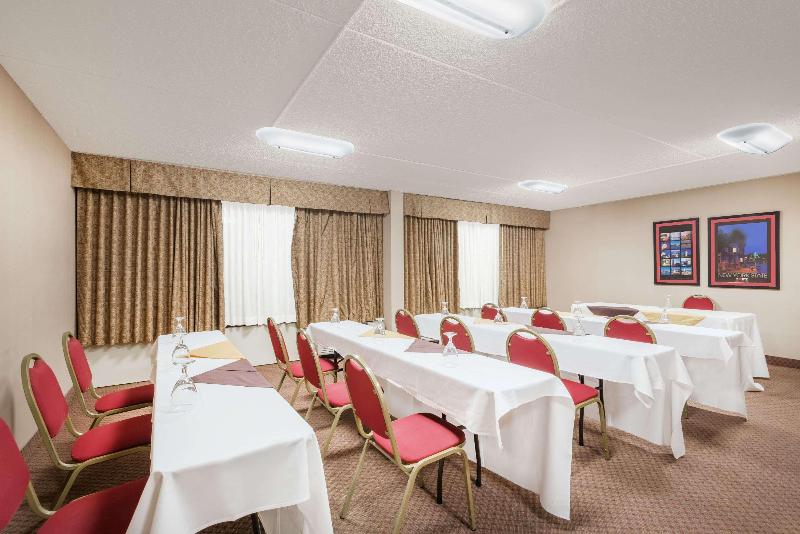 فندق Ramada By Wyndham Watertown Thousand