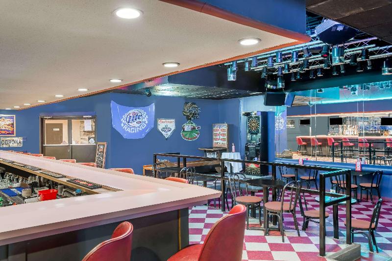 فندق Ramada By Wyndham Watertown Thousand