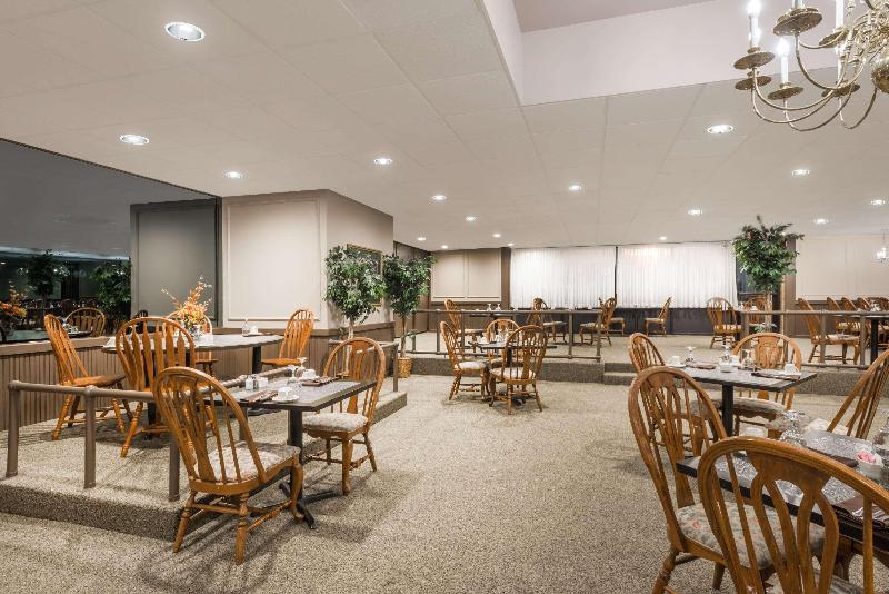 فندق Ramada By Wyndham Watertown Thousand