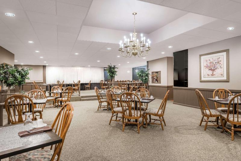 فندق Ramada By Wyndham Watertown Thousand