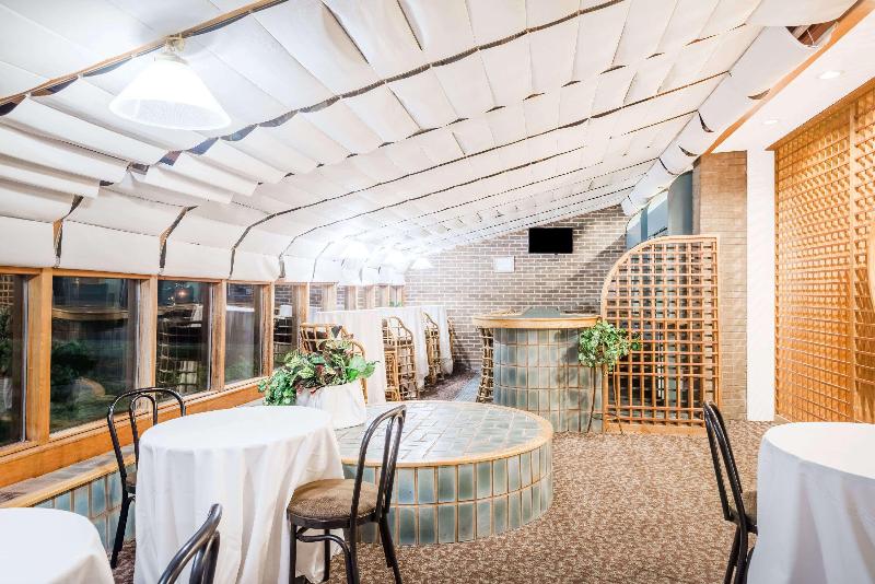 فندق Ramada By Wyndham Watertown Thousand