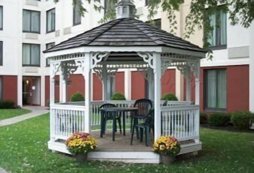 فندق Ramada By Wyndham Watertown Thousand