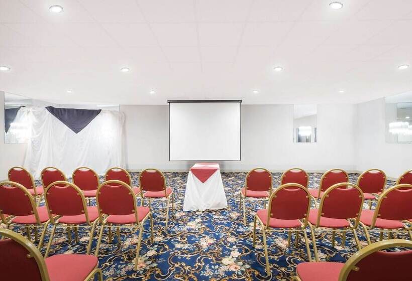 فندق Ramada By Wyndham Watertown Thousand