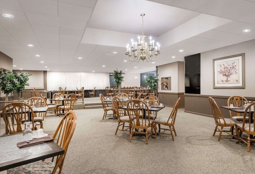 فندق Ramada By Wyndham Watertown Thousand