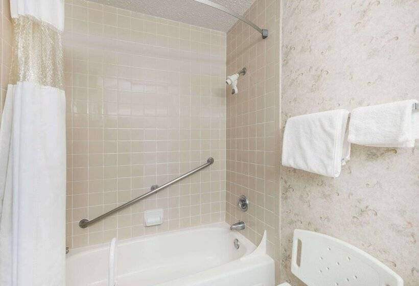 فندق Ramada By Wyndham Watertown Thousand