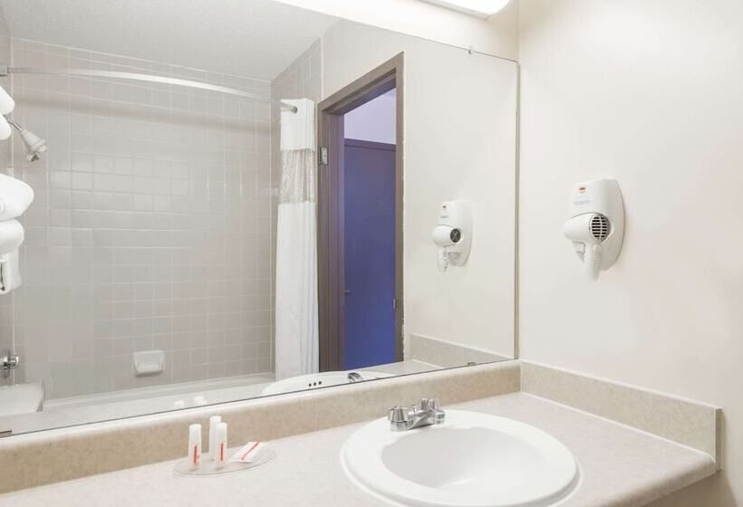 فندق Ramada By Wyndham Watertown Thousand