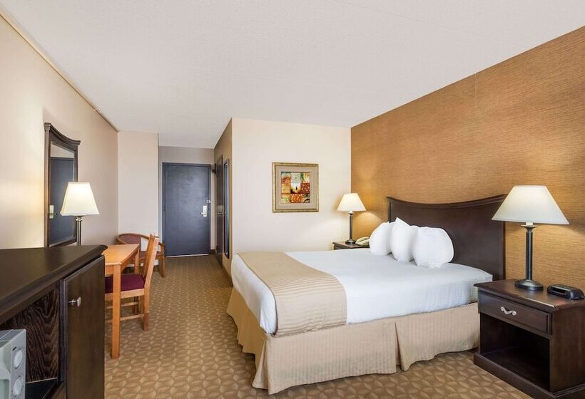 فندق Ramada By Wyndham Watertown Thousand