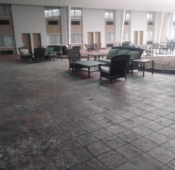 酒店 Ramada Plaza By Wyndham Louisville & Conference Center