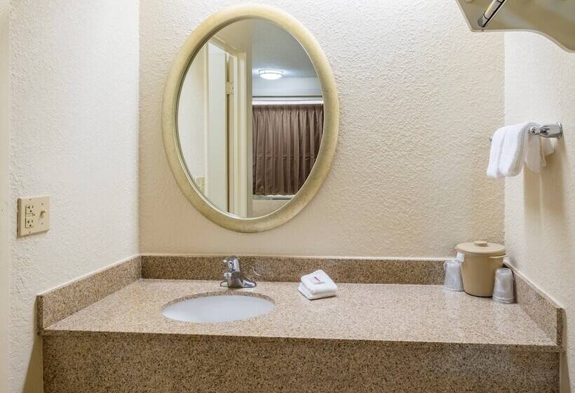 Отель Red Roof Inn Greensboro Airport