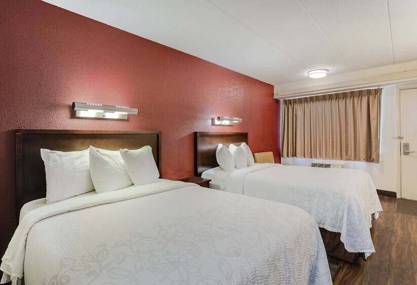 هتل Super 8 By Wyndham Deerfield   Northbrook