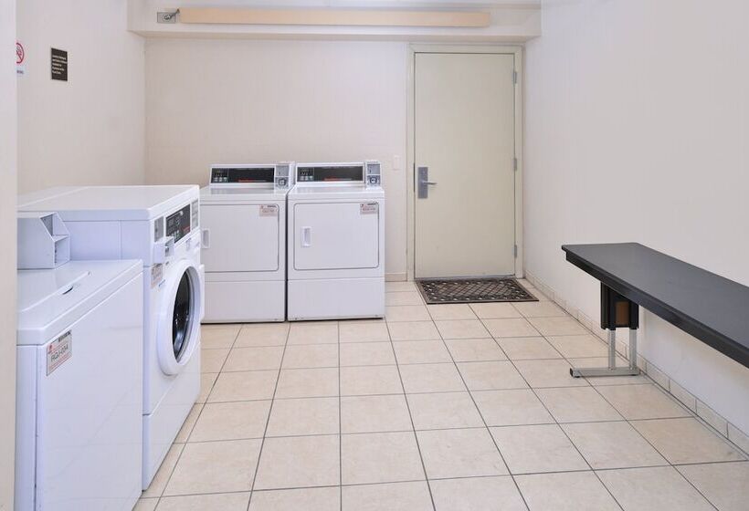 هتل Super 8 By Wyndham Deerfield   Northbrook