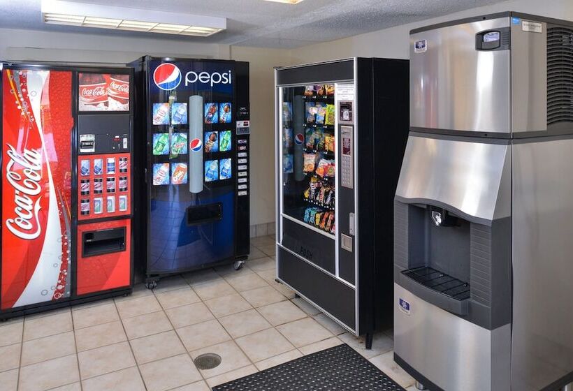 هتل Super 8 By Wyndham Deerfield   Northbrook