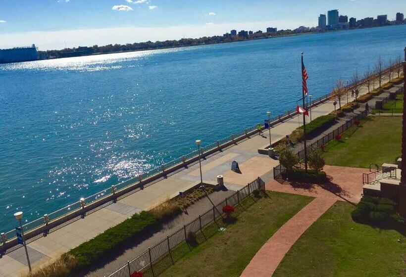 هتل Roberts Riverwalk Urban Resort